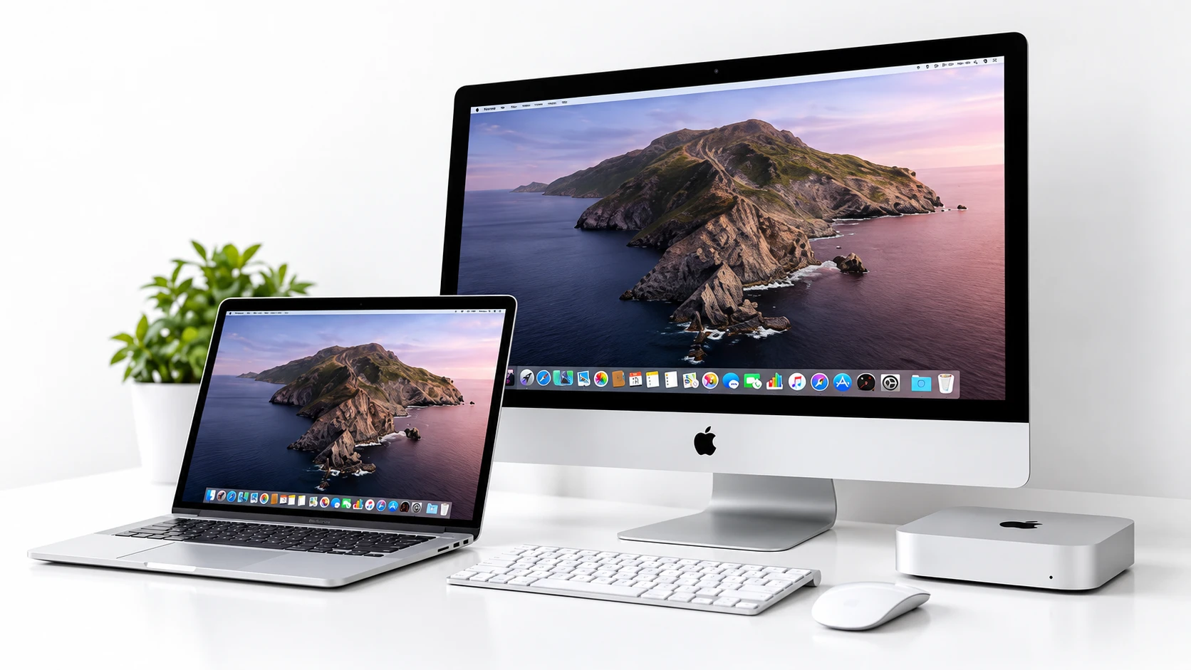 MacBook, iMac y Mac mini sobre un escritorio: servicio técnico con garantía para equipos Apple en Cuenca